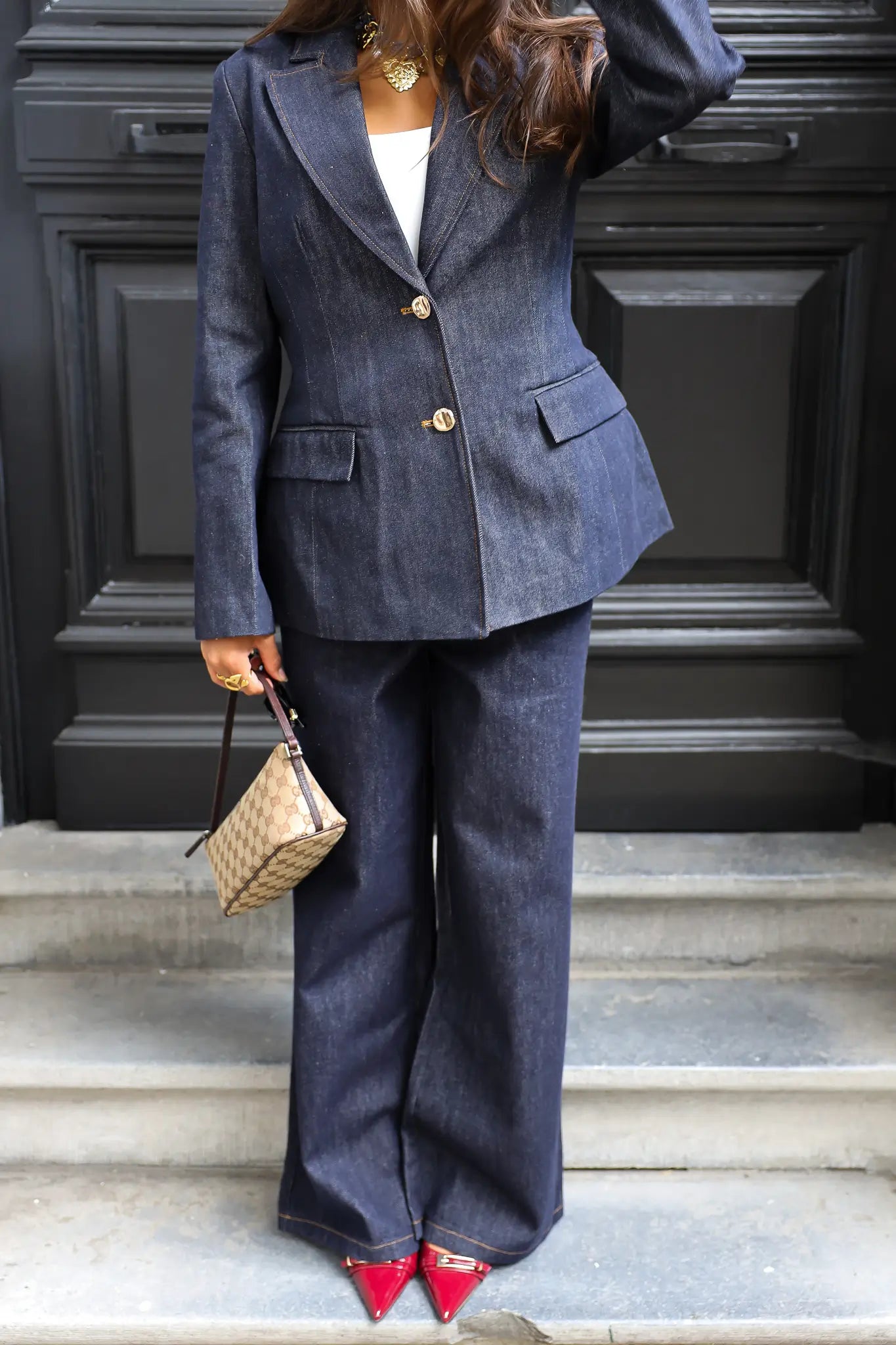 Getailleerde denim blazer donkerblauw met gouden knopen