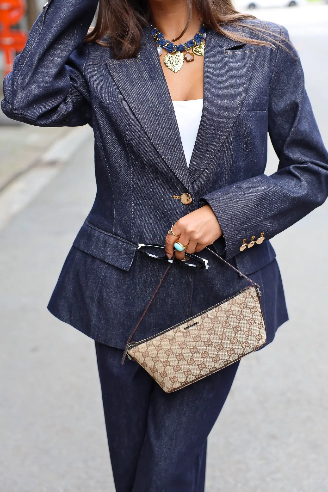 Getailleerde denim blazer donkerblauw met gouden knopen