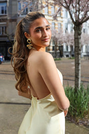 Satijnen Jurk Open Rug Geel