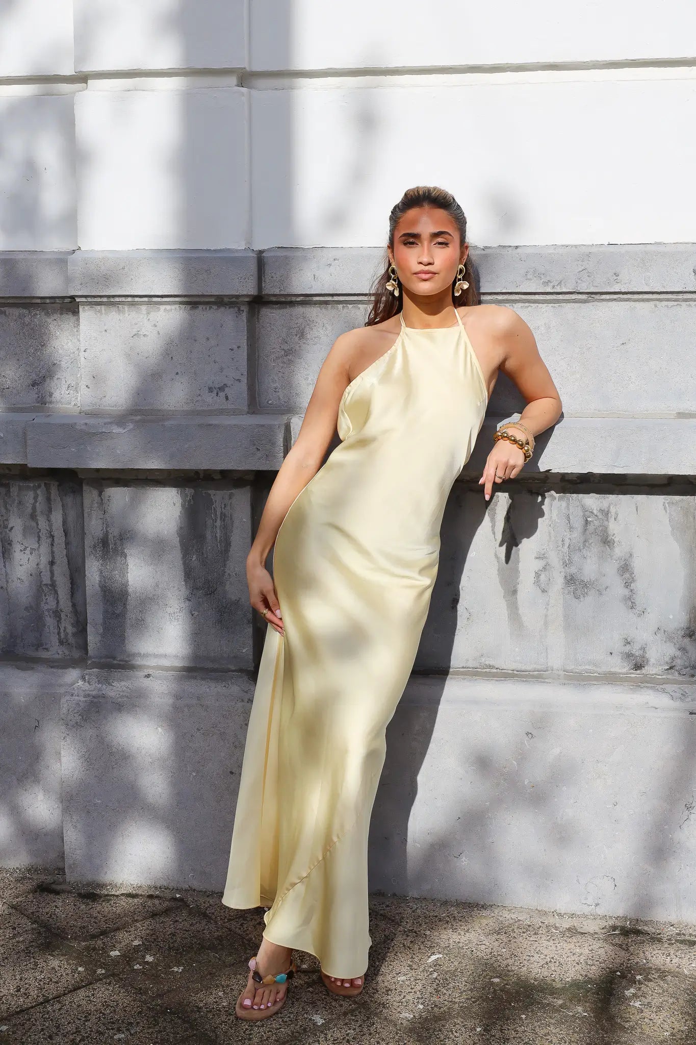 Satijnen Jurk Open Rug Geel