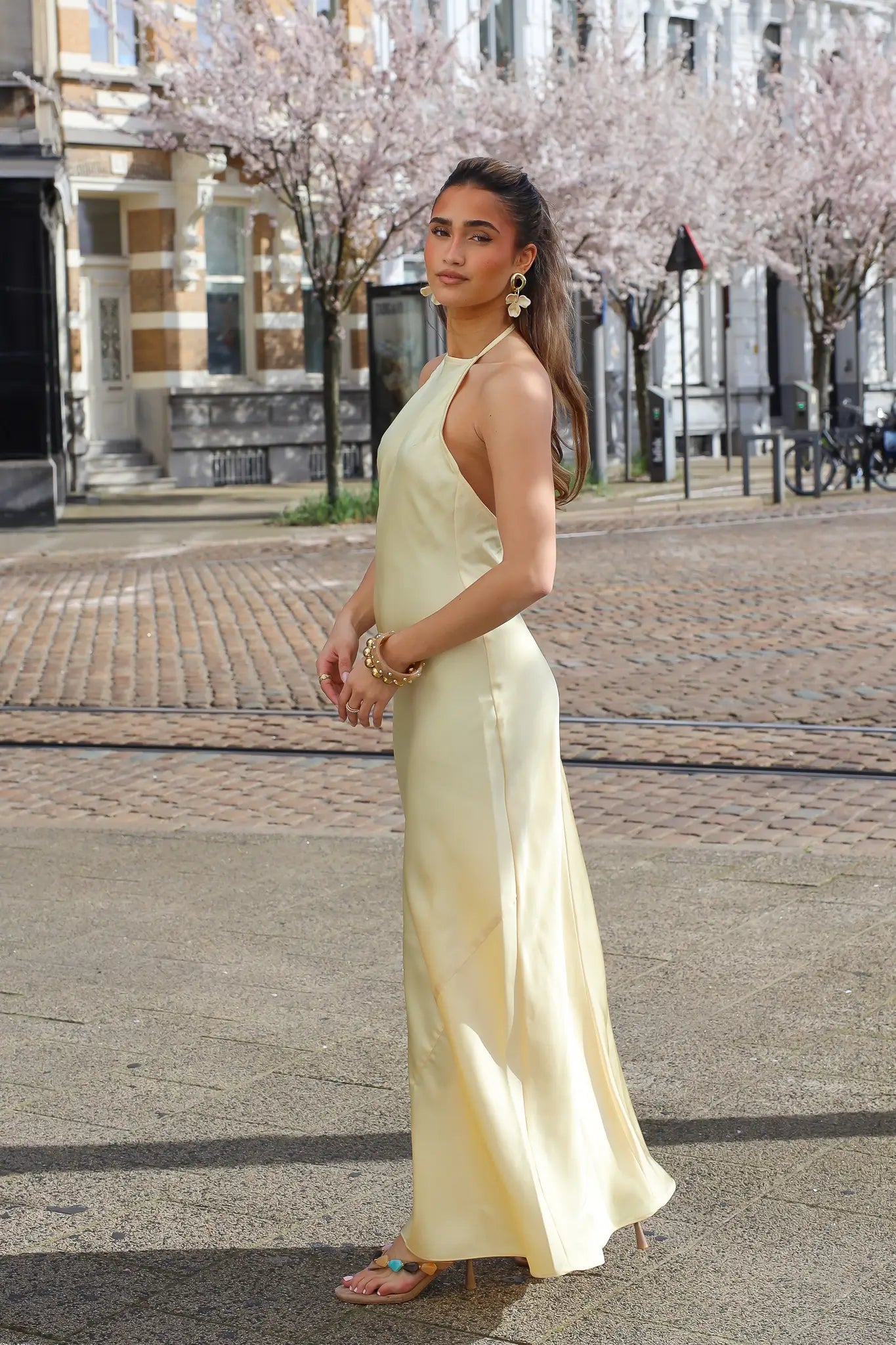 Satijnen Jurk Open Rug Geel