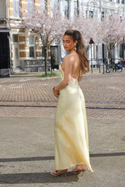 Satijnen Jurk Open Rug Geel