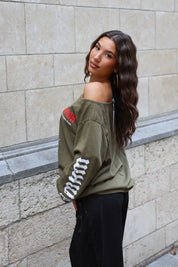 Khaki off shoulder shirt met print op de mouwen en zwarte wide leg jeans