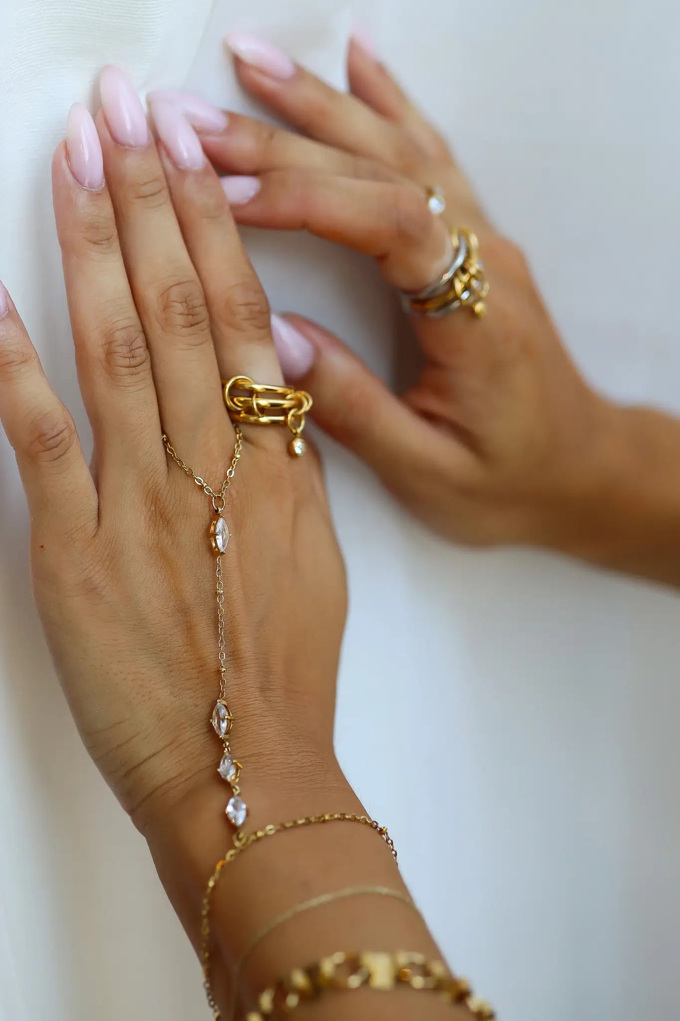 Hand Chain Ruitjes Shimmer Goud