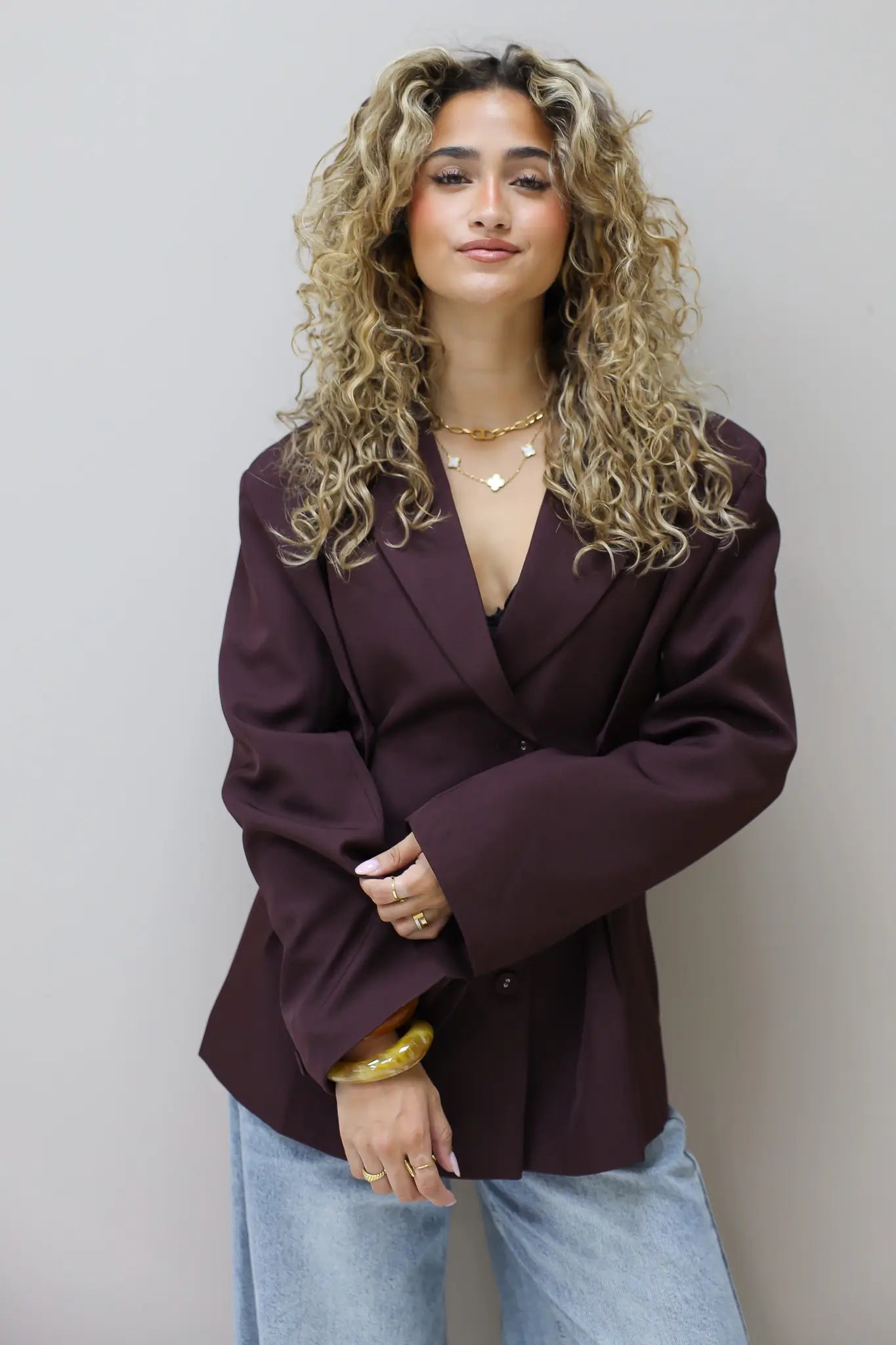 model draagt bordeaux blazer in ontspannen frontale pose