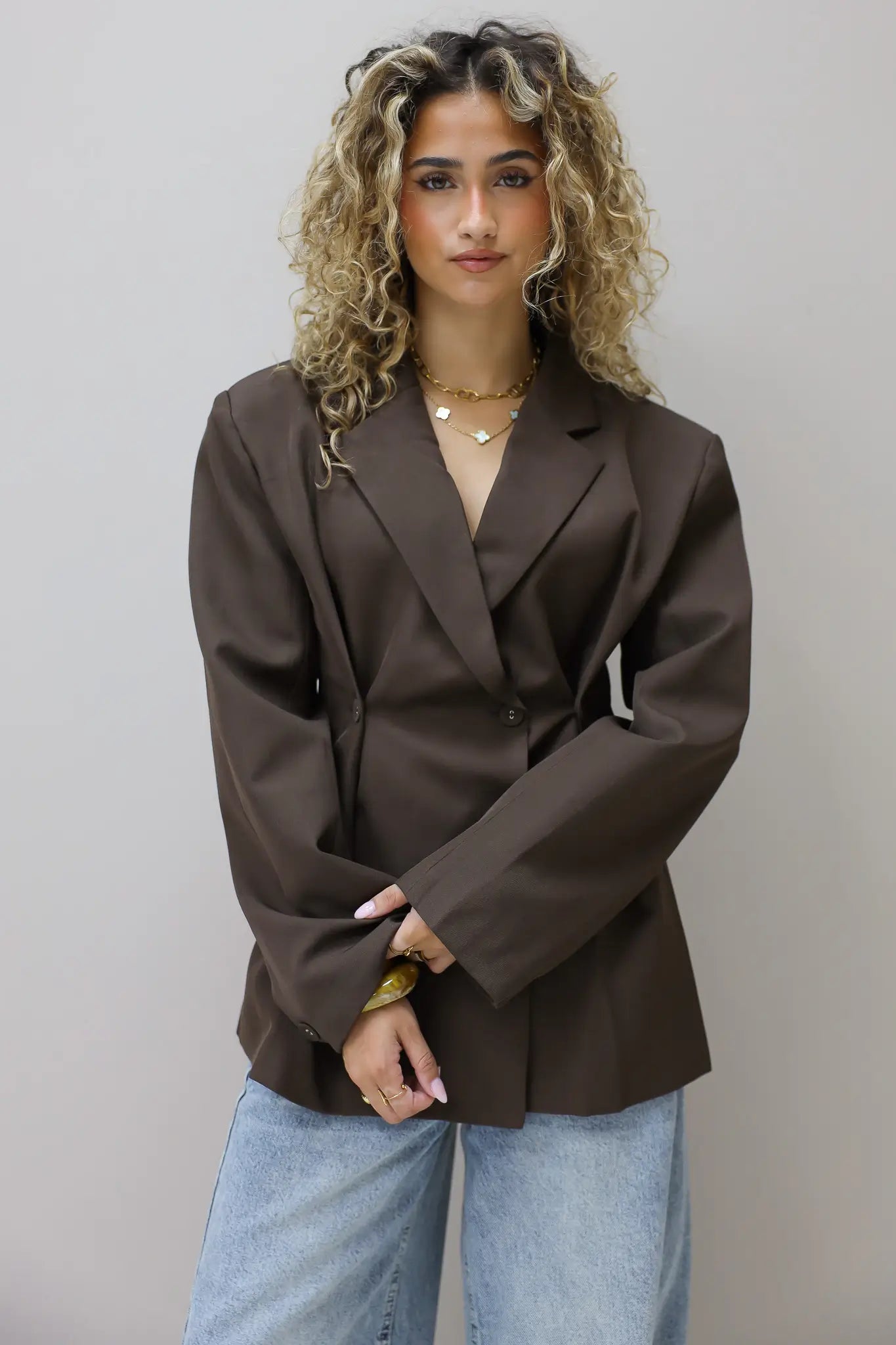 close up van bruine blazer met knopen gedragen door model