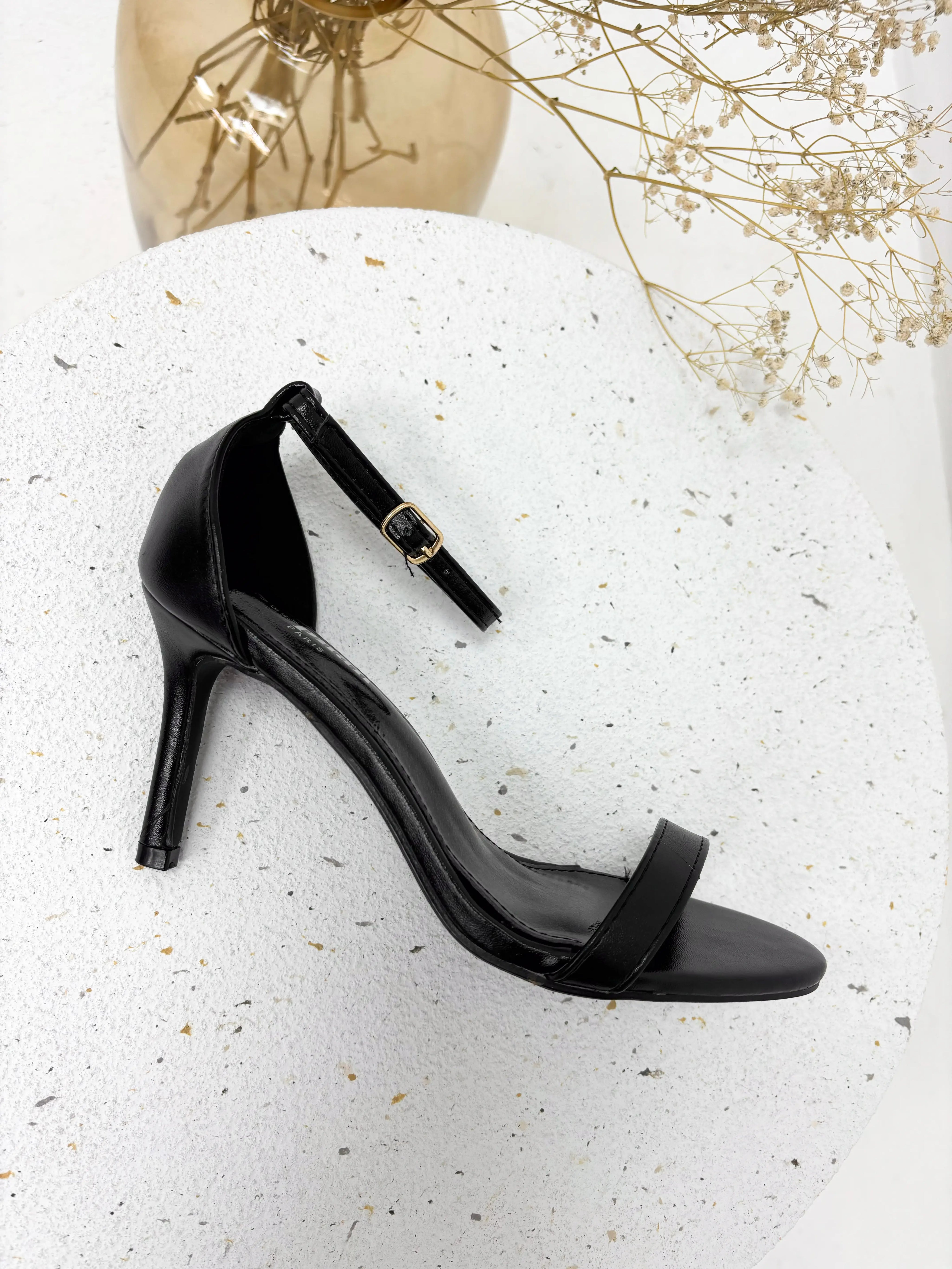 Shop de Trendy Zwarte Hakken met Enkelbandje nu bij Ladylike Fashion!