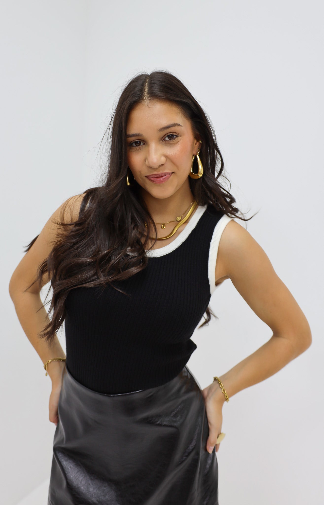 Effen Tank Top Zwart Contrasterende Bies Gebreide Top Hemd Zwart met Witte Bies Basic Top Dames Lucce Ladylike Fashion