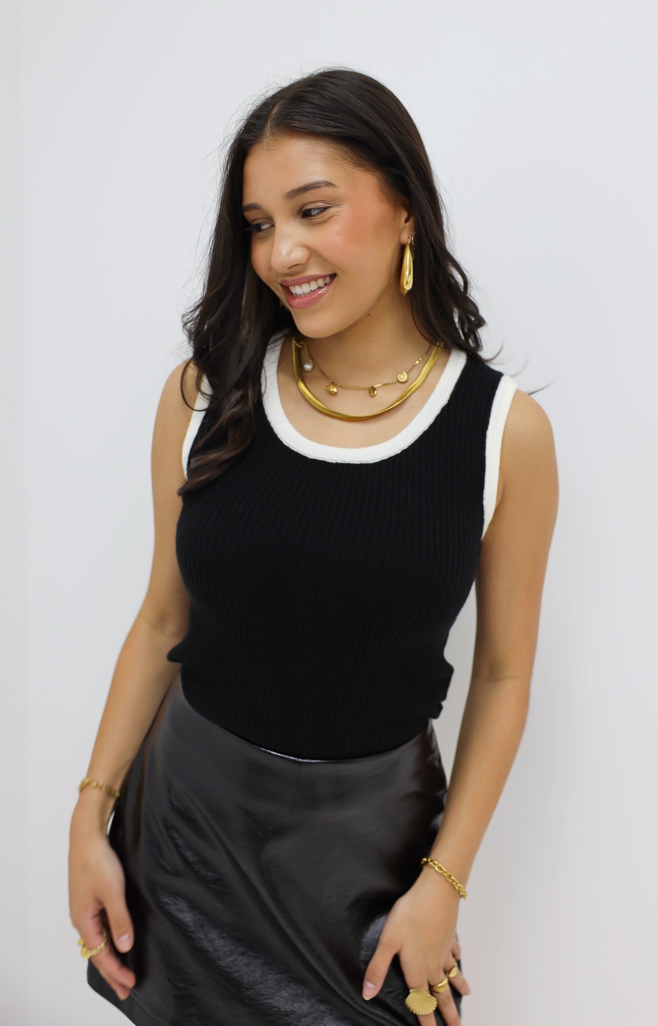 Effen Tank Top Zwart Contrasterende Bies Gebreide Top Hemd Zwart met Witte Bies Basic Top Dames Lucce Ladylike Fashion