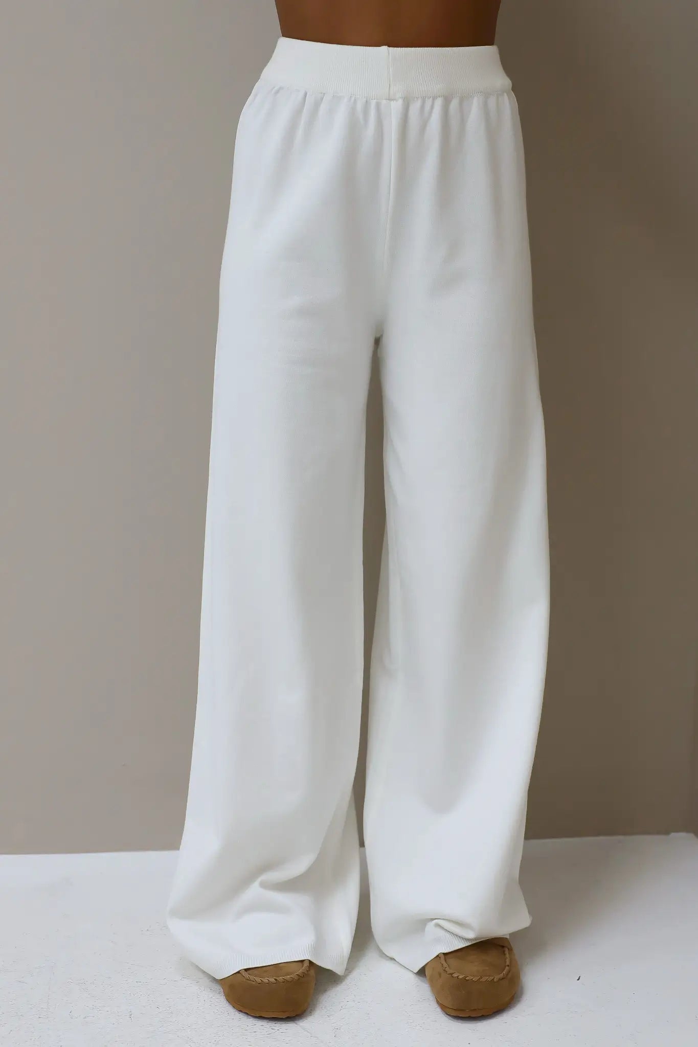 Gebreide pantalon creme elastiek taille basic lounge broek set