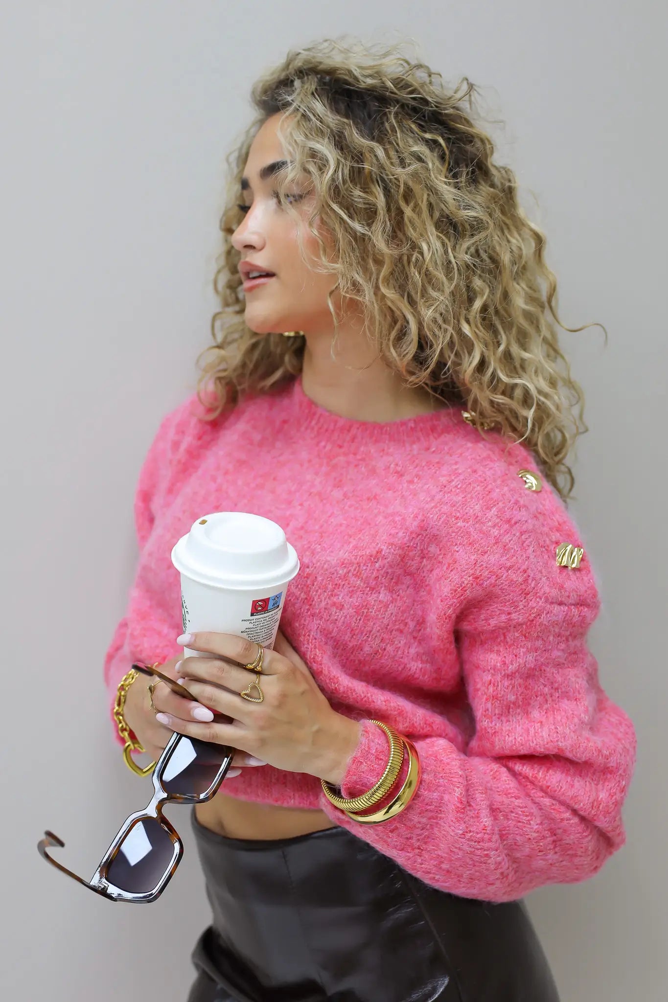 Gebreide trui gouden knoop detail op de schouder felroze dames winter trui dames