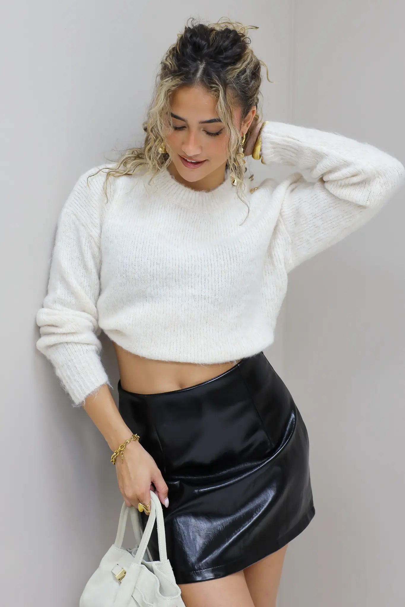 Gebreide trui gouden knoop detail schouder beige dames winter trui dames