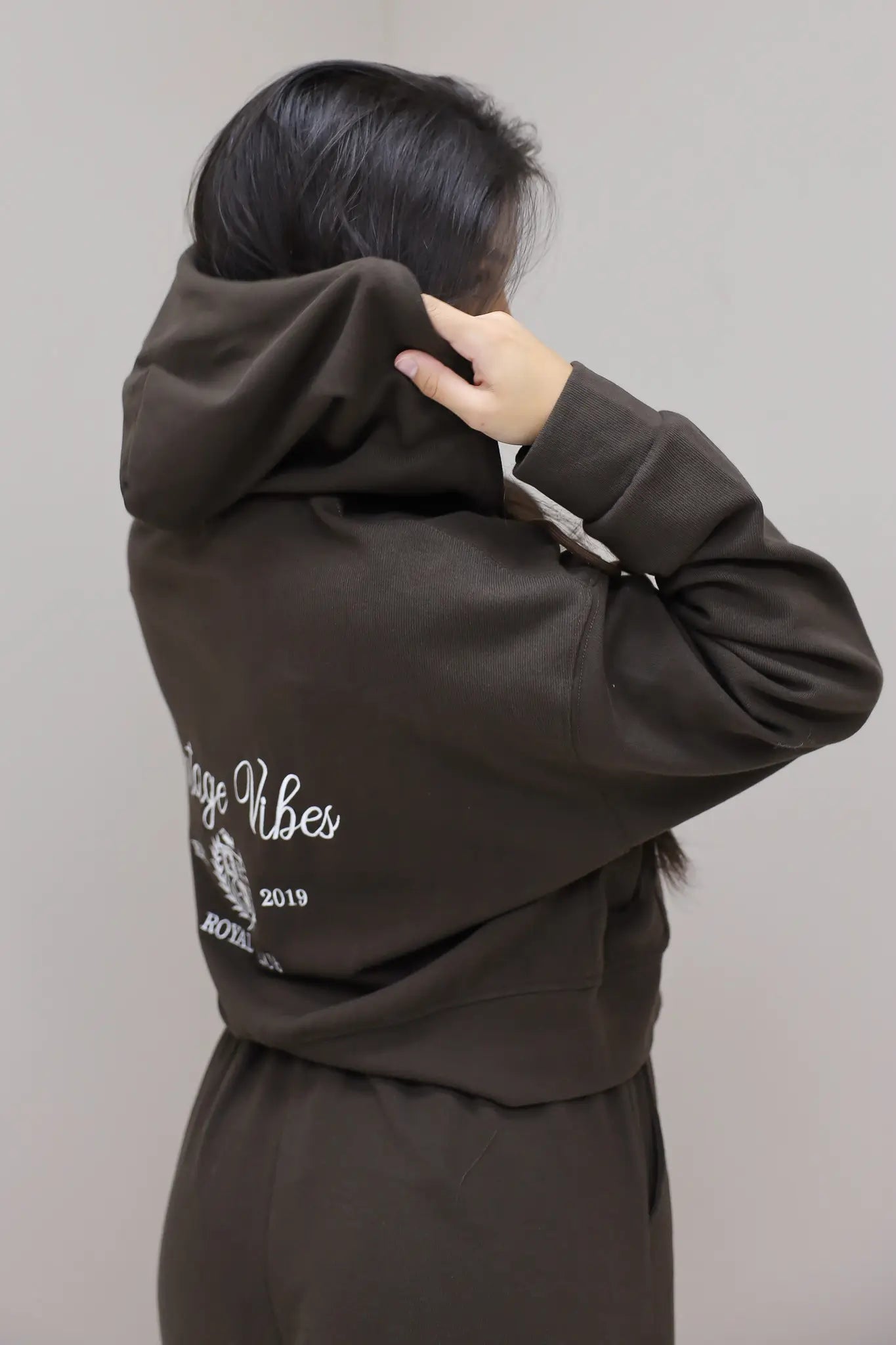 Hoodie vintage vibes bruin tekst print achterkant sweater rits