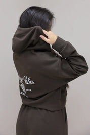 Hoodie vintage vibes bruin tekst print achterkant sweater rits