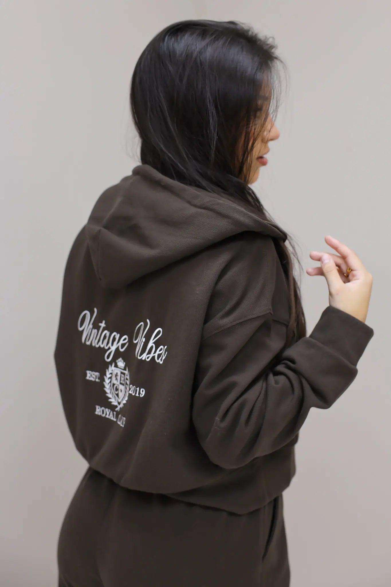 Hoodie vintage vibes bruin tekst print achterkant sweater rits