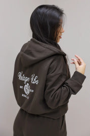 Hoodie vintage vibes bruin tekst print achterkant sweater rits