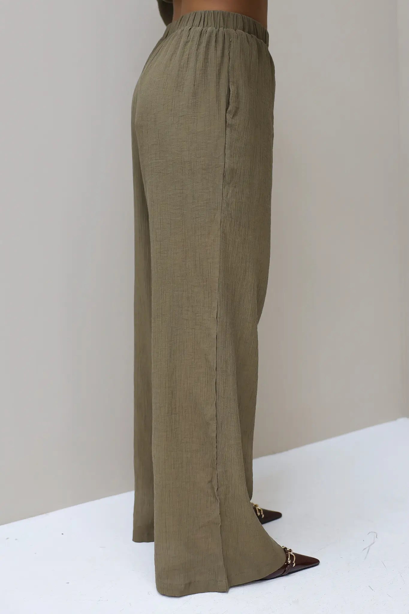 Losse rechte pantalon khaki structuur stof dames broek