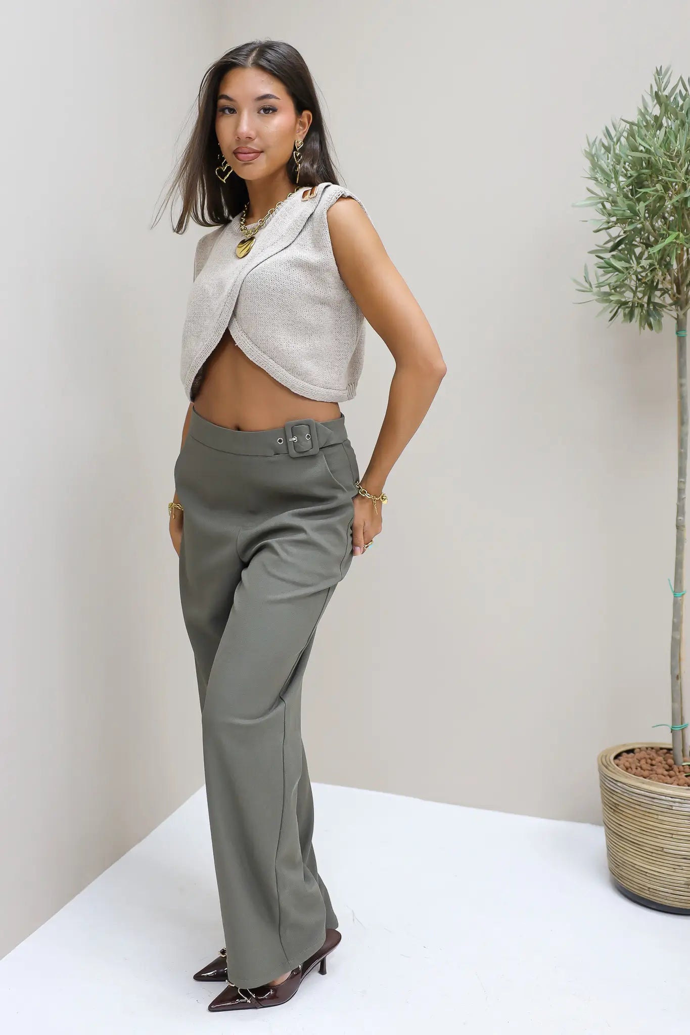 Pantalon riem detail khaki groen dames broek riem zijkant Myracle Ladylike Fashion