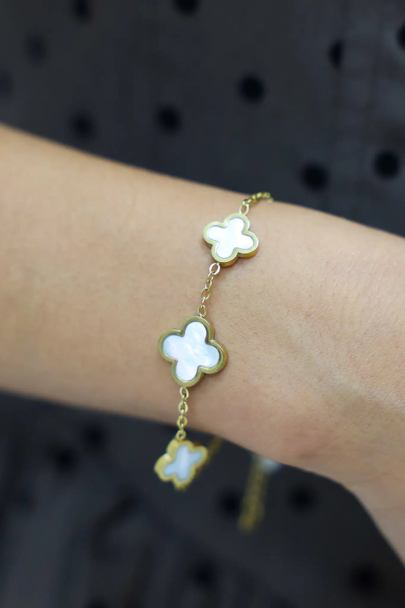 armband goud met klavertjes close up