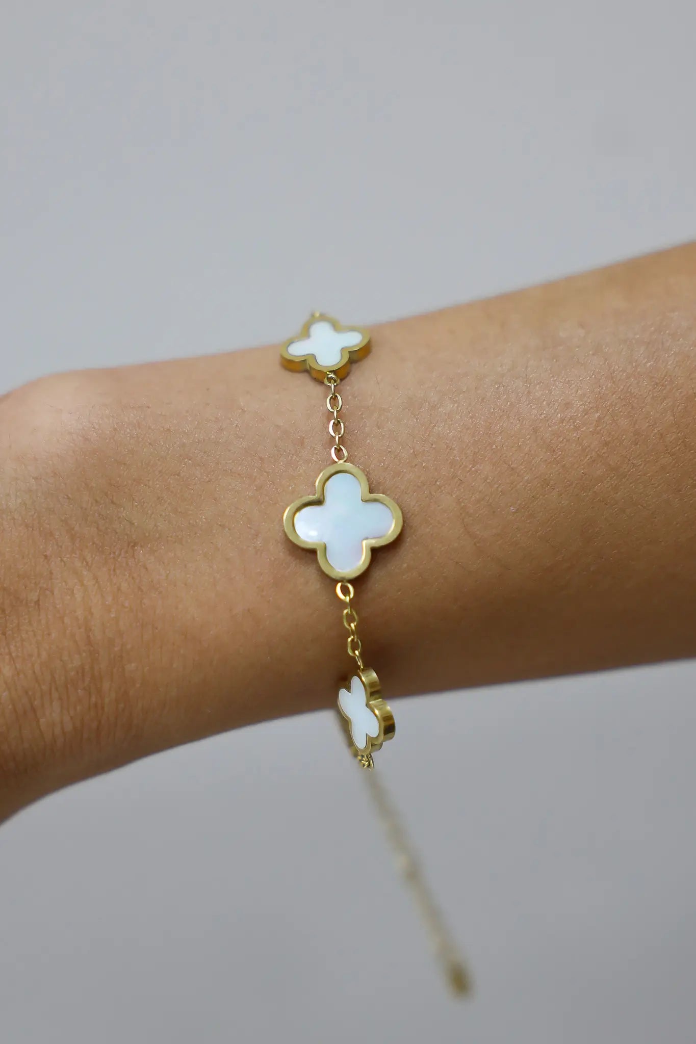 armband goud met drie klavertjes draagfoto