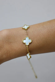 armband goud met drie klavertjes draagfoto