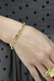 armband linked goud om de pols draagfoto