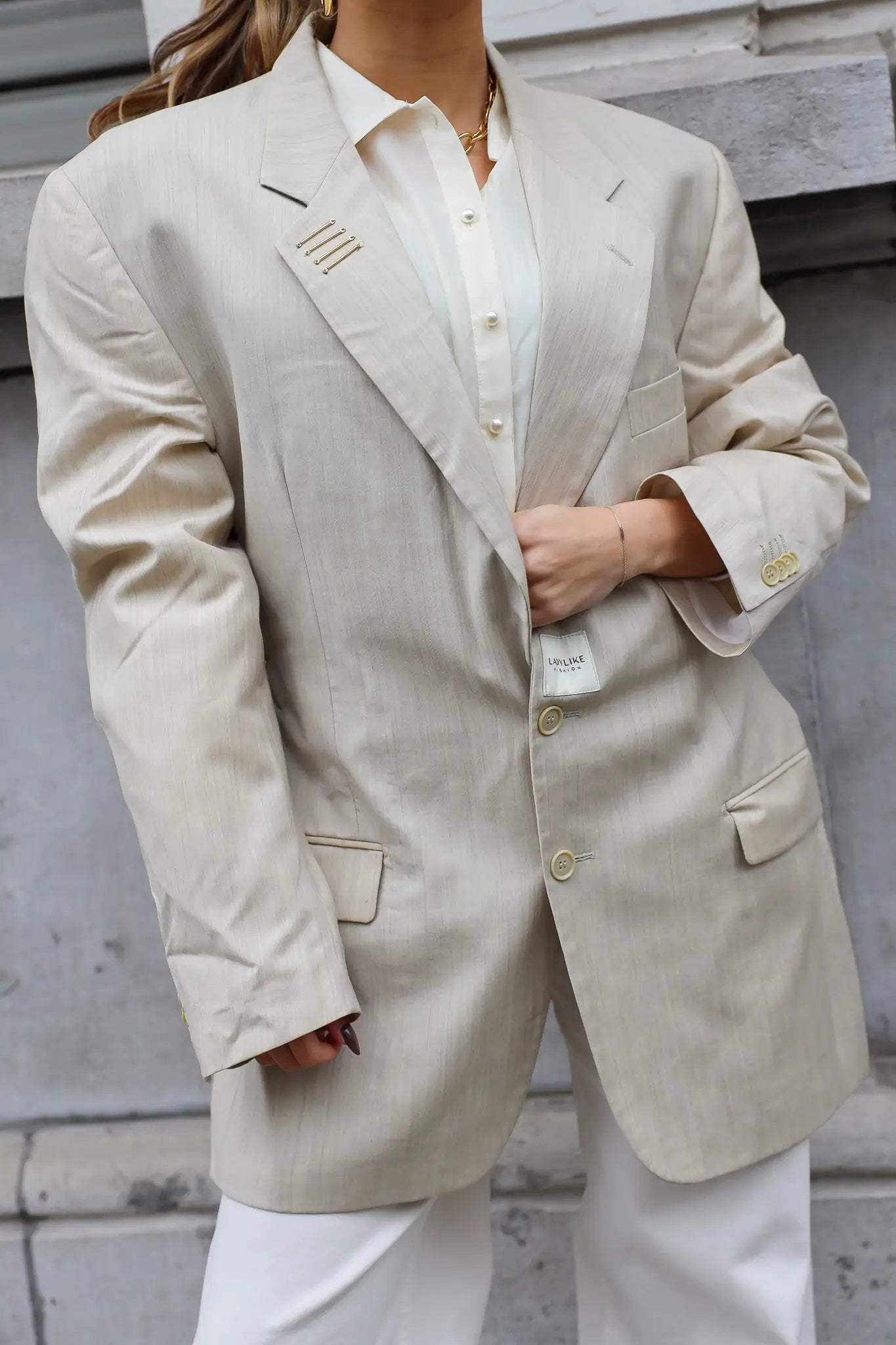 Detail van de knopen van de Atelier Series reworked blazer beige