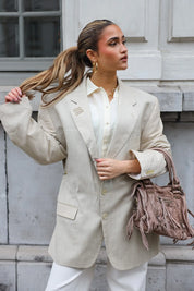 Getailleerde Atelier Series reworked blazer beige gedragen op straat