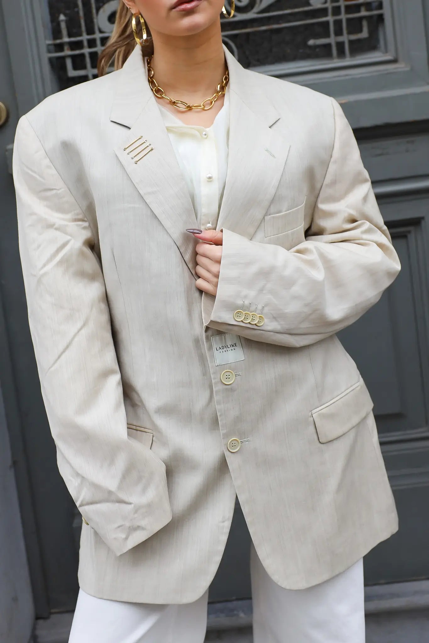 Atelier Series reworked blazer beige open gedragen met lichte outfit