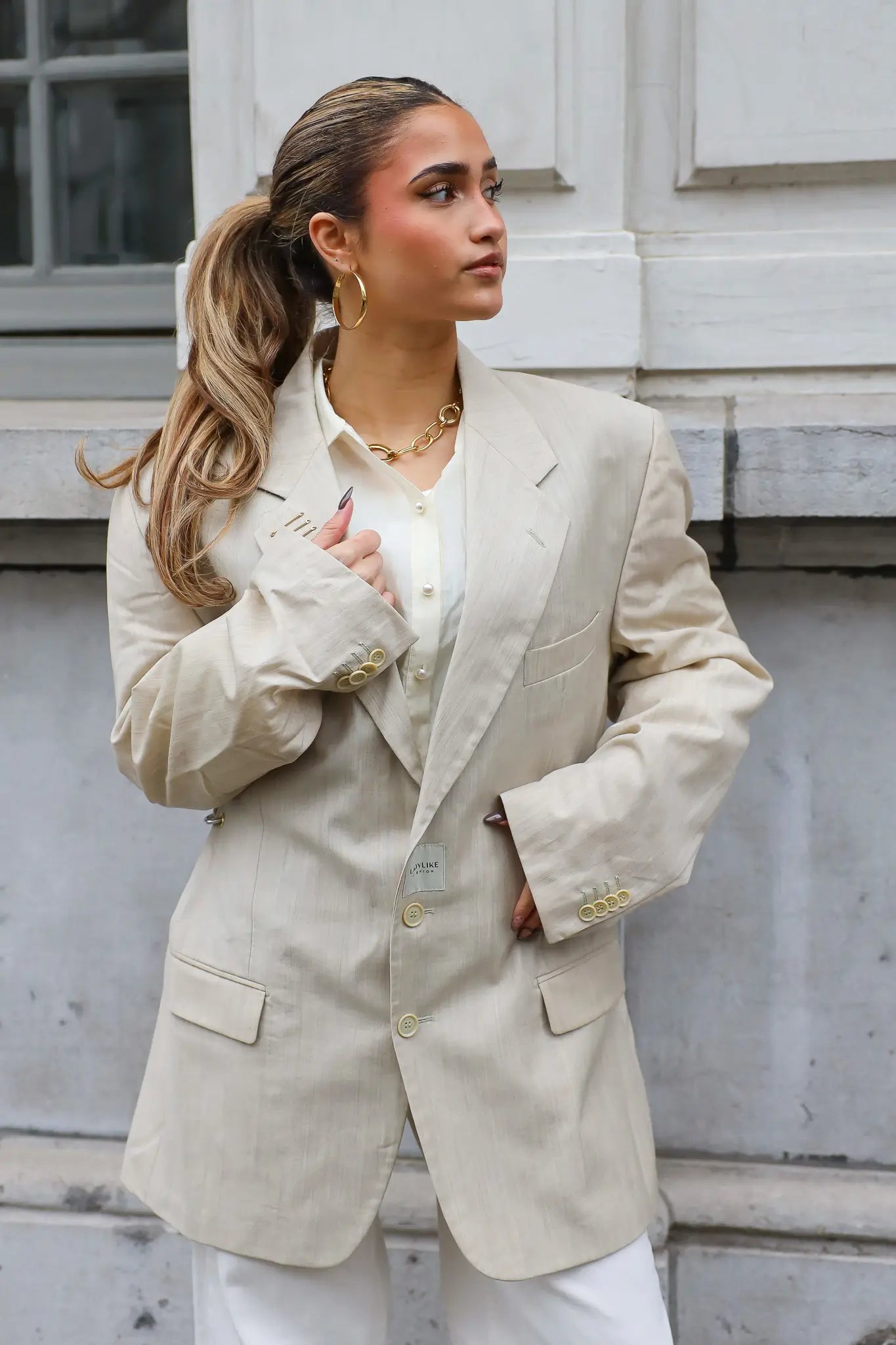 Zijaanzicht van de Atelier Series reworked blazer beige met taille