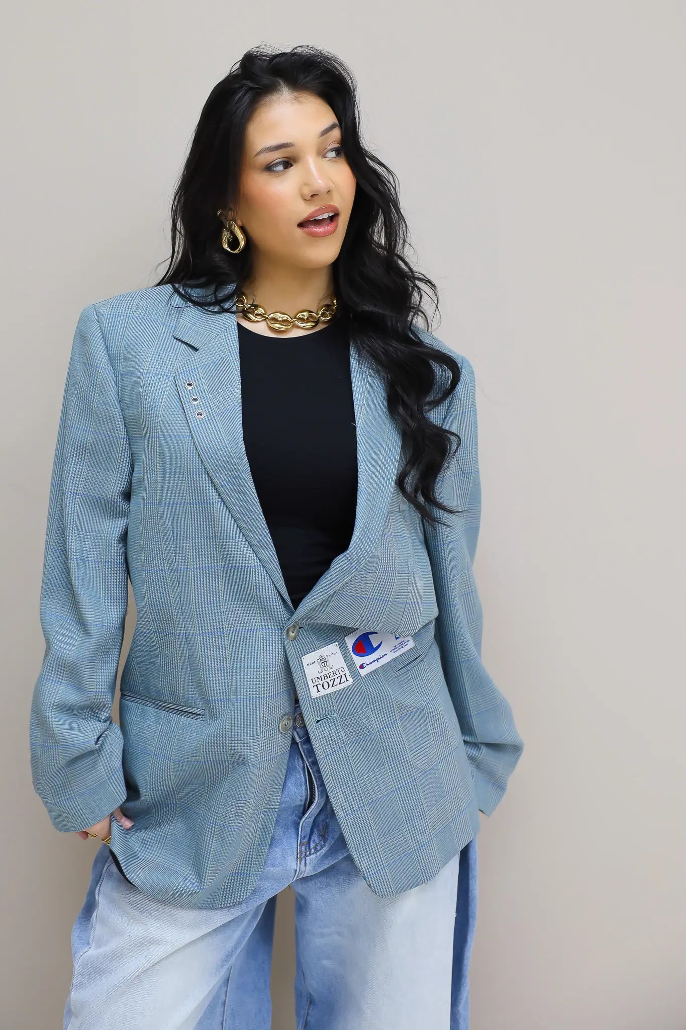 close up van blauwe reworked blazer dames