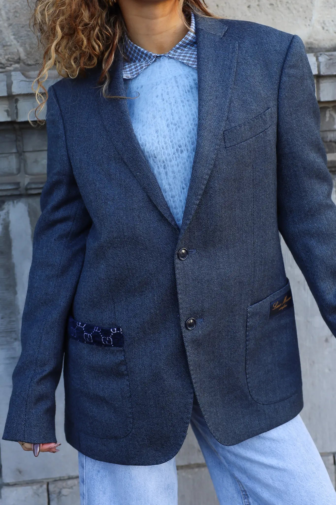 detail van knopen en stof van blauwe blazer