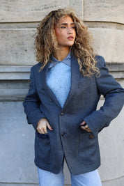 blauwe blazer dames met handen in zakken