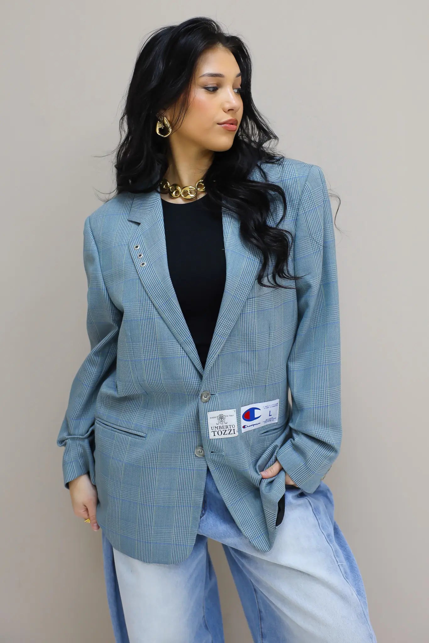 model draagt blauwe reworked blazer voorkant