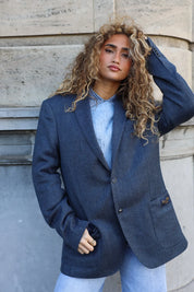 zijaanzicht van blauwe atelier series blazer