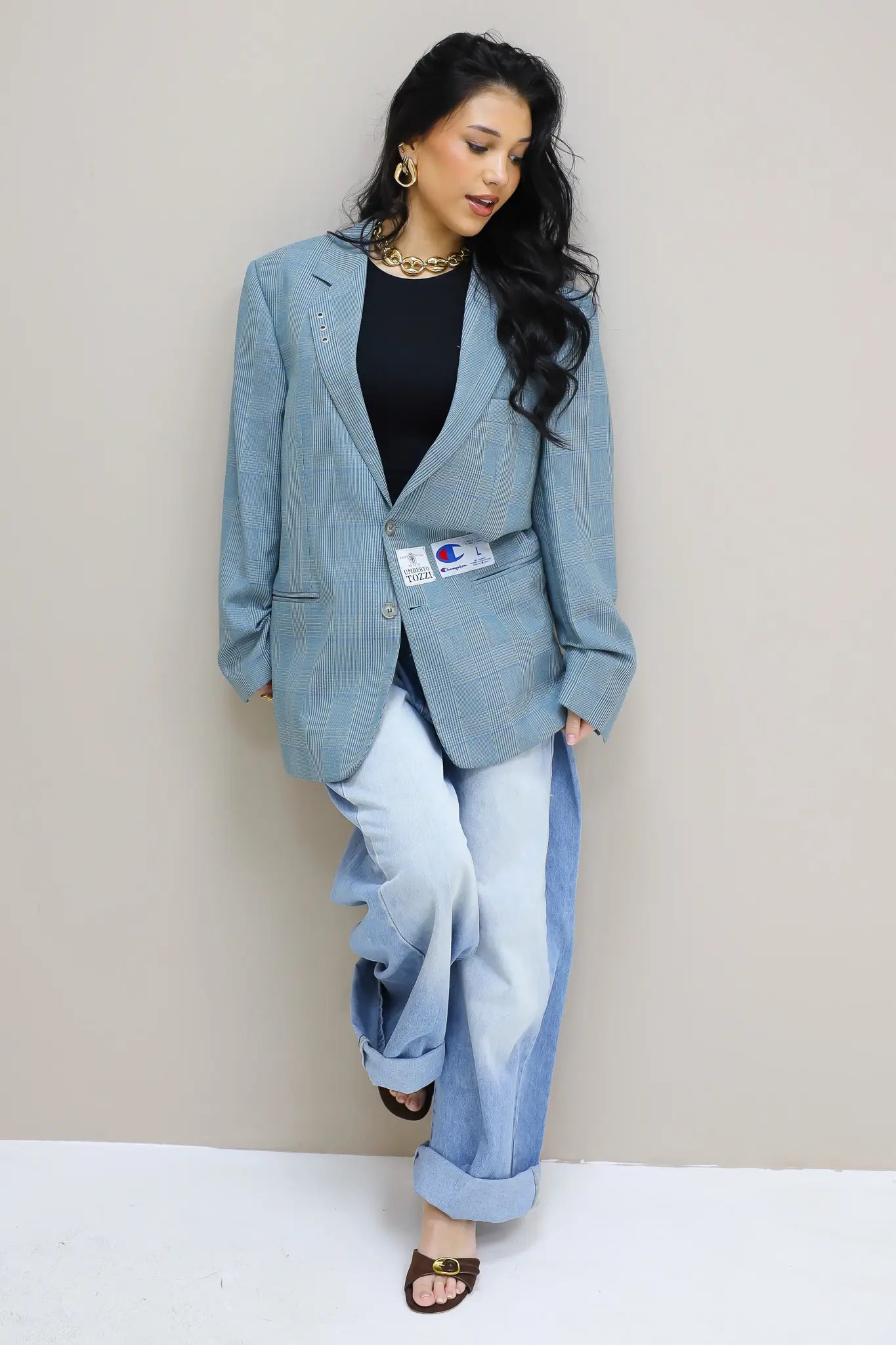 model lopend met blauwe oversized blazer