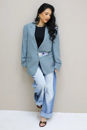 model lopend met blauwe oversized blazer