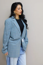 zijaanzicht van model met blauwe blazer