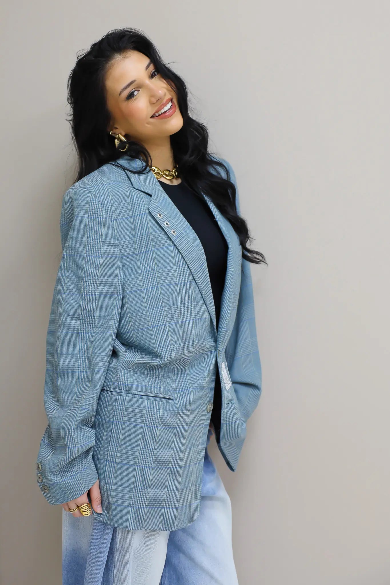 model schuin gefotografeerd met blauwe blazer