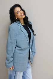 model schuin gefotografeerd met blauwe blazer