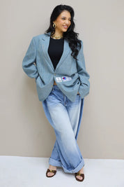 blauwe blazer gecombineerd met wijde jeans staande pose