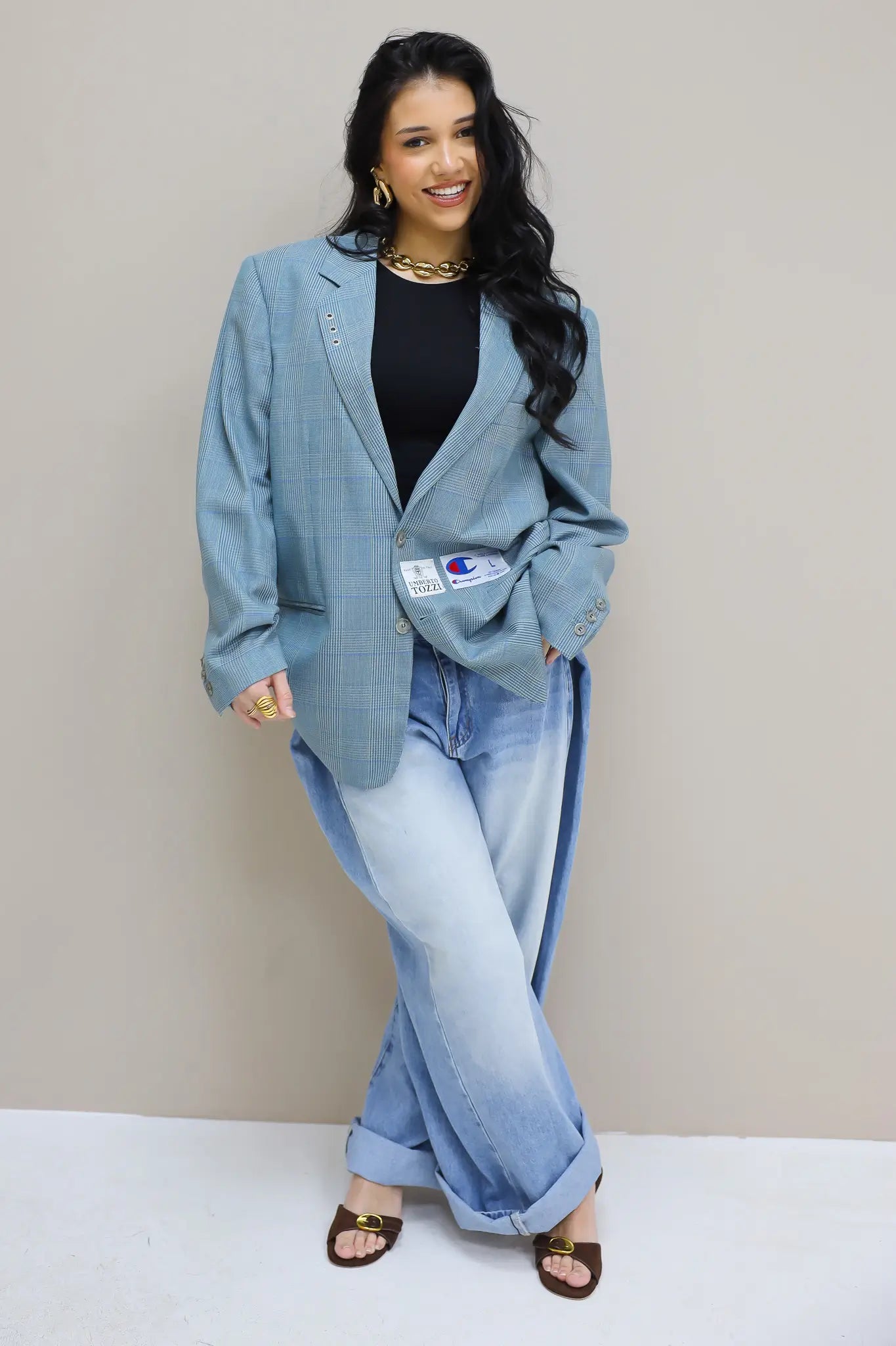 model staand met blauwe blazer rechte pose