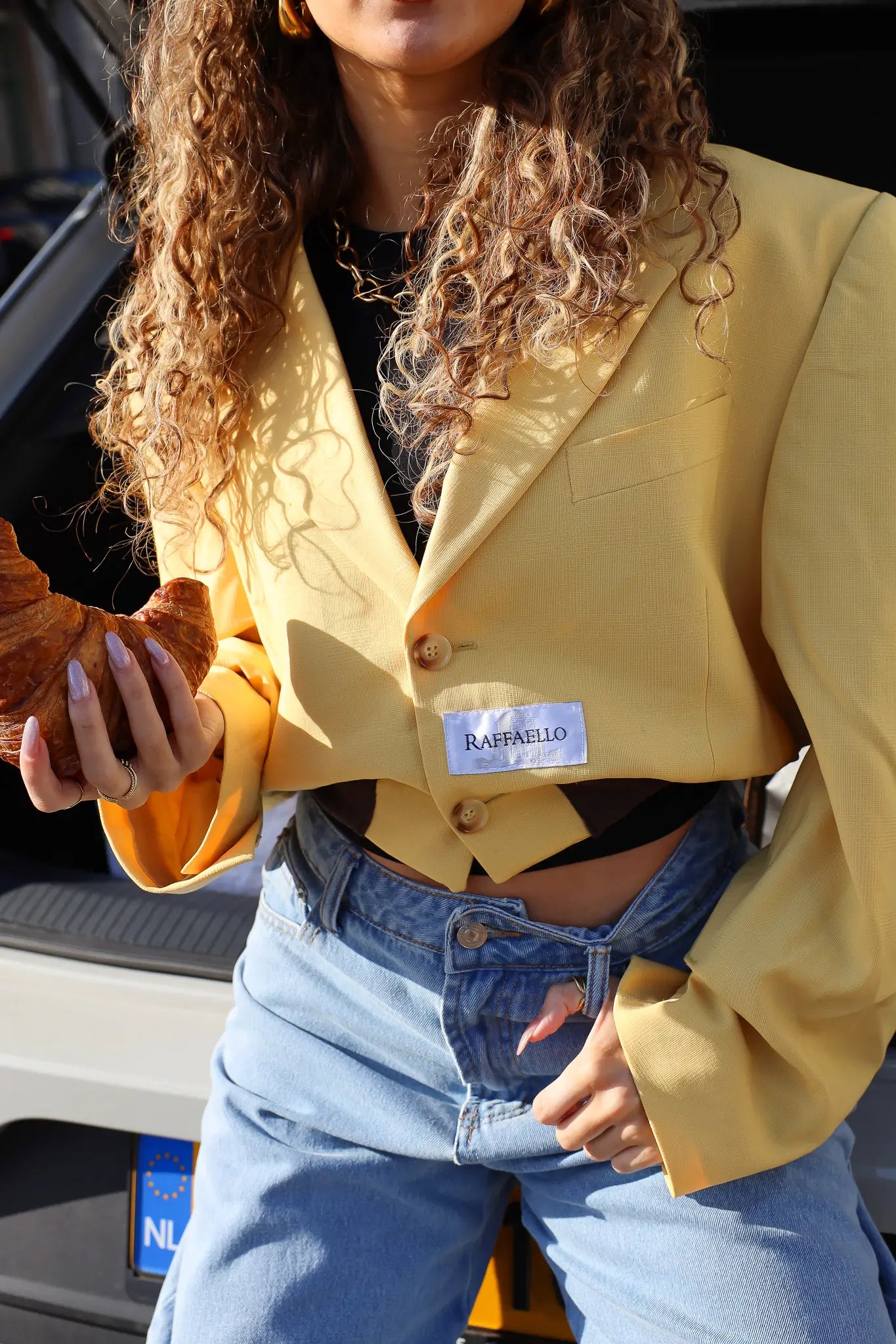 detail atelier series reworked blazer cropped geel met jeans