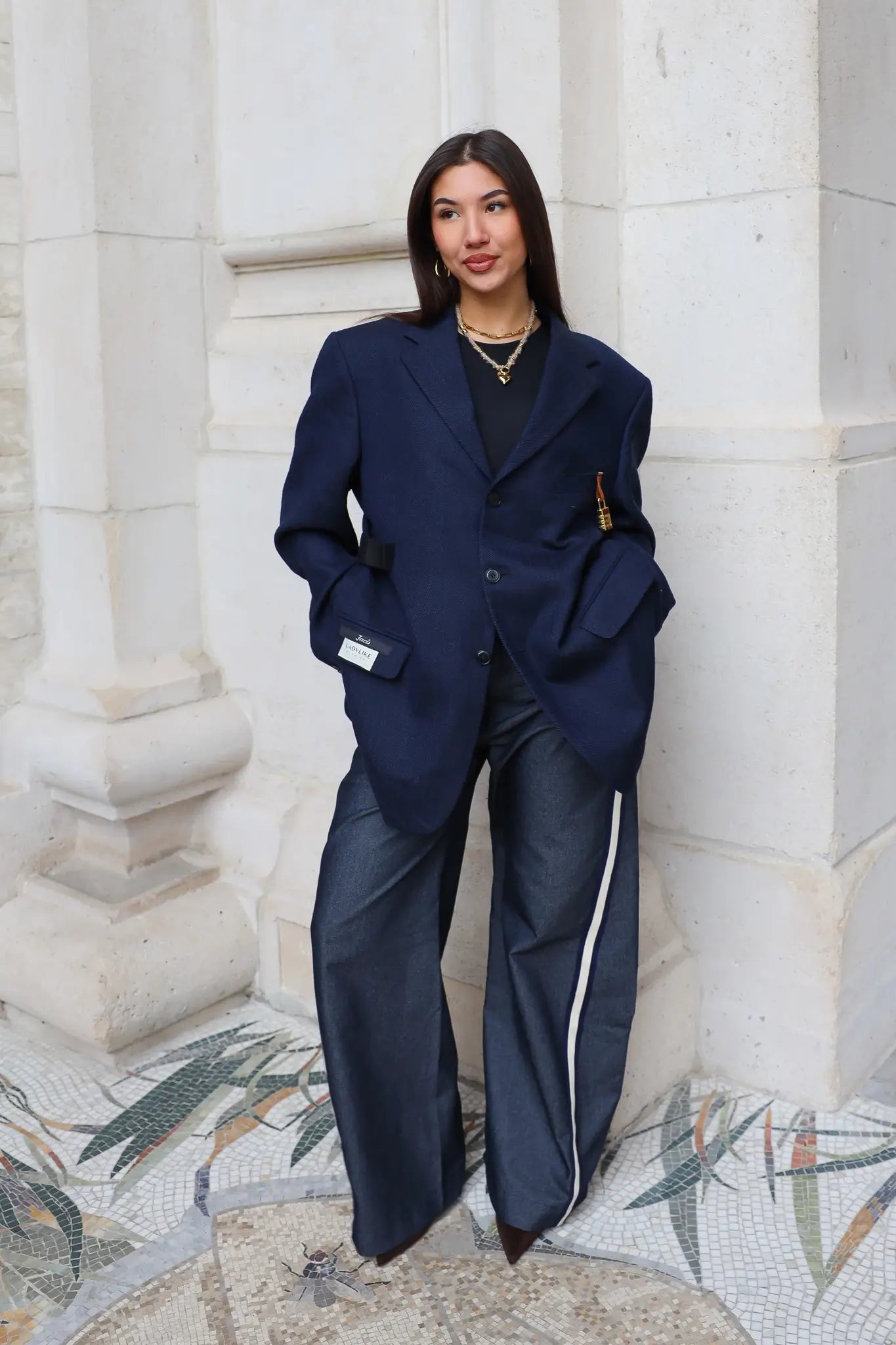 Oversized donker blauwe blazer full body met grijze pantalon