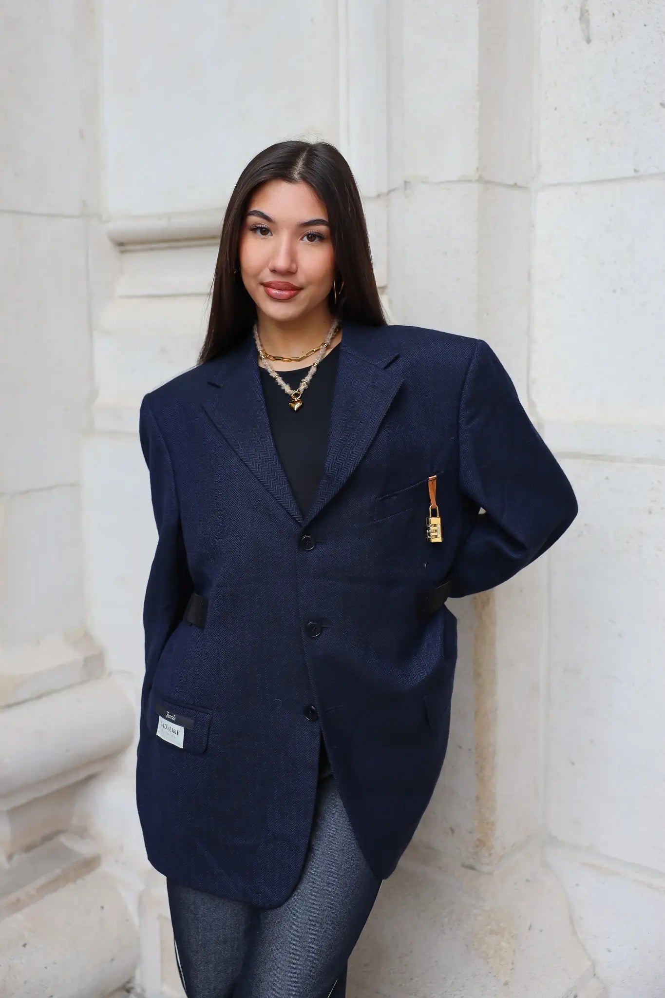 Donker blauwe blazer met Gucci slotje voorkant close-up