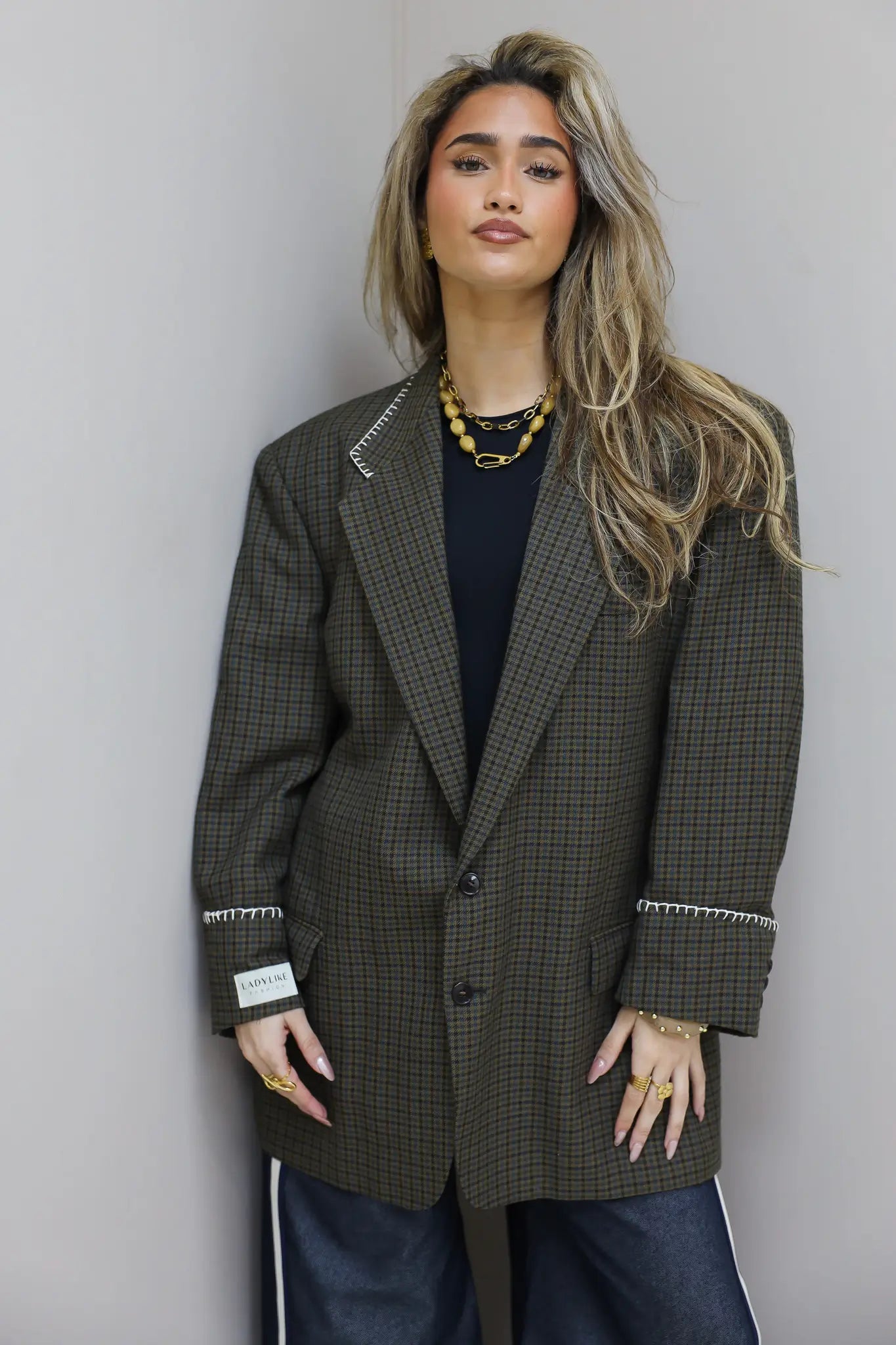 Oversized bruine geruite blazer recht van voren gedragen