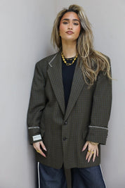 Oversized bruine geruite blazer recht van voren gedragen