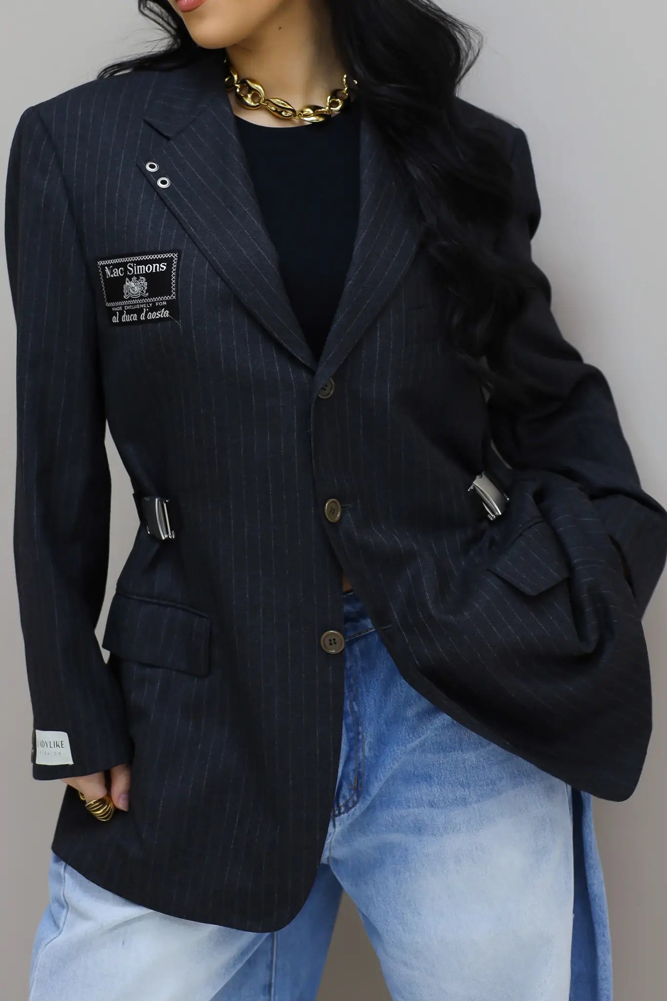 close up metalen taille sluitingen blazer