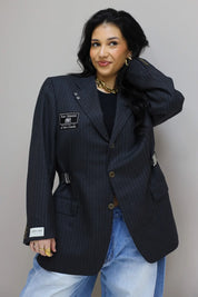 model draagt gestreepte reworked blazer voorkant