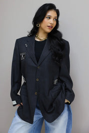 model staand met atelier series blazer grijs